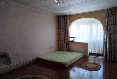 Apartament cu 4 camere decomandat în Tractorul