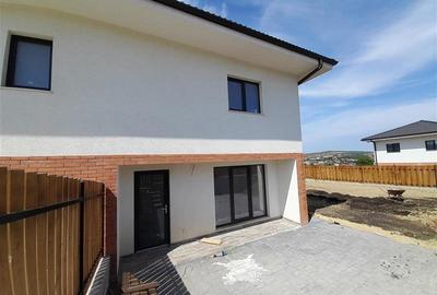 Duplex cu 4 camere cu Canalizare în Chinteni - 2