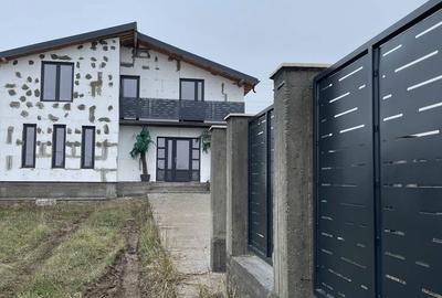 Casă cu 4 camere cu Teren 700 Mp în Central - 2