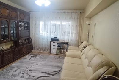 Apartament cu 4 camere decomandat în Nicolina