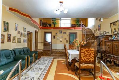 Casă cu 10 camere cu Teren 2500 Mp în Central