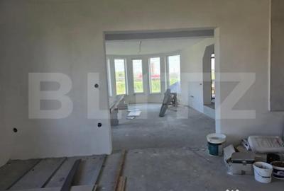 Casă cu 8 camere cu Teren 1500 Mp în Central