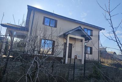 Casă cu 4 camere cu Canalizare în Ghercești - 2