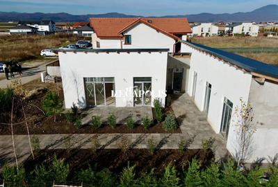 Casă individuală cu 4 camere cu Canalizare în Cristian - 8
