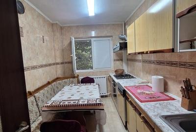 Apartament cu 3 camere semidecomandat, mobilat în 13 Septembrie - 7