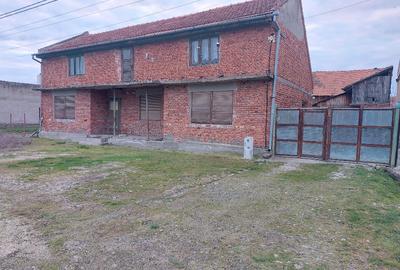 Casă cu 3 camere cu Teren 1439 Mp în Cutina - 2