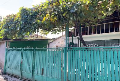 Casă cu 4 camere cu Teren 2417 Mp în Central