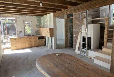 Casă cu 4 camere cu Canalizare în Central