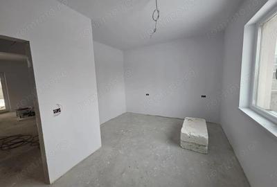 Casă cu 4 camere cu Canalizare în Moșnița Nouă