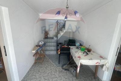 Casă cu 6 camere cu Teren 740 Mp în Jorăști - 9