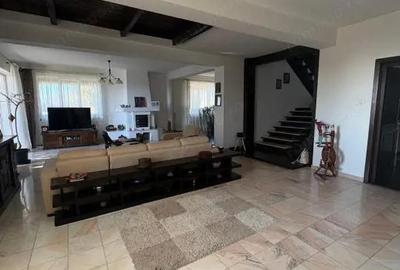 Casă cu 5 camere cu Teren 1500 Mp în Central - 2