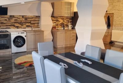 Apartament 3 camere, 105 mp, lux, terasa si piscina, loc gratar, zona 1 Mai - 4