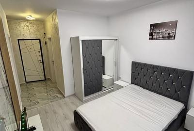 Garsonieră decomandată în Roșu