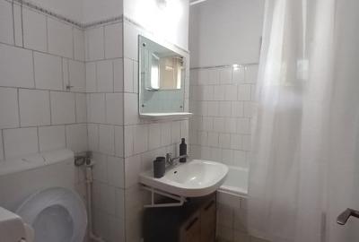 Garsoniera decomandata in bloc mixt , etaj 3, libera , Matei Basarab -central