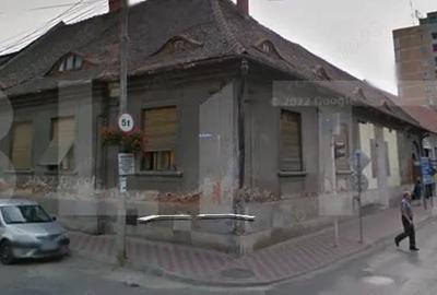 Casă cu Teren 450 Mp în Central