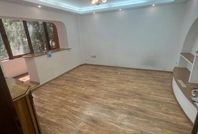 Apartament 4 camere decomandat etaj 1 zona Titulescu/Piata Victoriei