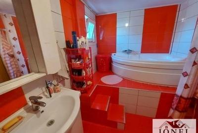 Casă individuală cu 8 camere cu Canalizare în Central - 5