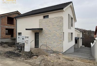 Casă cu 4 camere în Dezmir