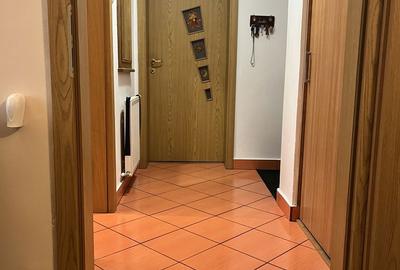 Apartament cu 3 camere semidecomandat, mobilat în Tractorul - 7