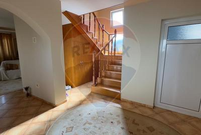 De vanzare 2 Corpuri de Casa si Teren 1388 mp in Geamana, Bradu - 9