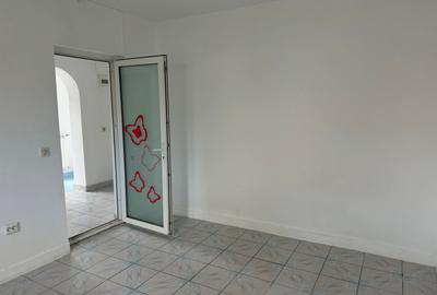 Oferim spre inchiriere casa situată în zona Inel 2, pe parter având 3 camere - 3