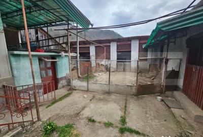 Casă cu 4 camere cu Teren 400 Mp în Central - 2