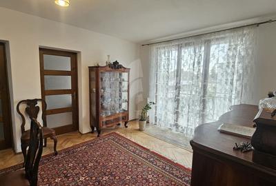 Apartament cu 3 camere semidecomandat, mobilat în Andrei Mureșanu