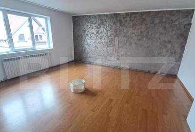 Apartament cu 3 camere semidecomandat, mobilat în Central - 1