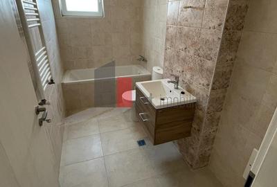 Apartament cu 3 camere decomandat în P-ța de Gros