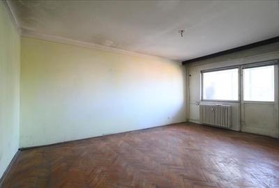 Apartament cu 3 camere, 2 bai, UMF CENTRU, decomandat, bloc din 1980 - 1