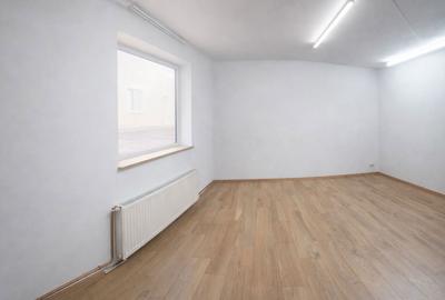 Spațiu comercial, de 42 mp, în Central - 4
