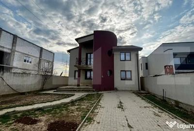 Casă cu 5 camere cu Teren 438 Mp în Central - 1
