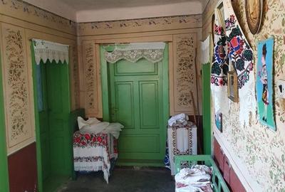 Casă cu 3 camere decomandat în Hărțăgani