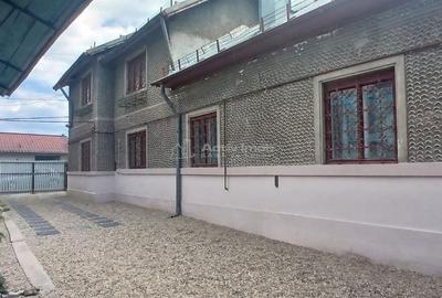 Casă cu 4 camere cu Canalizare în Central - 1