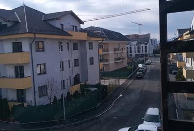 Apartament cu 2 camere decomandat în Tractorul