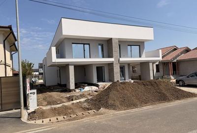 Casă cu 4 camere în Dumbrăvița
