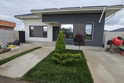 Casă individuală cu 4 camere cu Canalizare în Balotești - 1