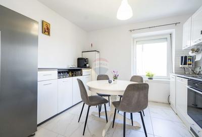 Apartament cu 4 camere decomandat în Decebal