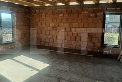 Casă cu 4 camere cu Teren 600 Mp în Dumbrăvioara - 2