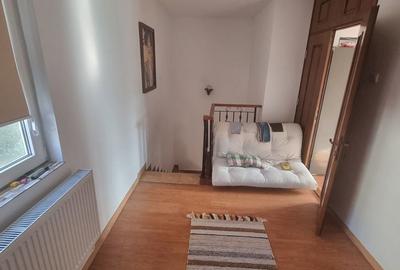 Casă cu 4 camere cu Canalizare în Central - 2