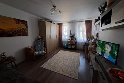 Casă individuală cu 8 camere cu Canalizare în Central