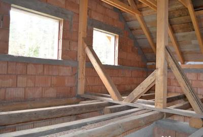 Casă cu 5 camere cu Teren 554 Mp în Piața - 5