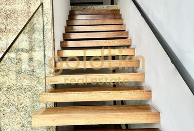 Apartament cu 4 camere decomandat în Capitale - 36