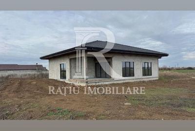 Casă cu 4 camere cu Teren 559 Mp în Girișu de Criș - 1