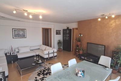 Apartament 3 camere de vânzare zona Calea București-Rotonda