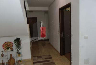 Casă individuală cu 7 camere cu Canalizare în Fundeni - 2