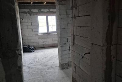 Casă cu 4 camere cu Teren 179 Mp în Primăverii - 1