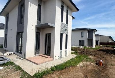 Casă individuală cu 4 camere cu Canalizare în Central - 2