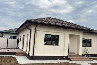 Casa 4 cam , 2 bai Toate utilitatile  Teren 410mp ! 5 min Primarie - 3