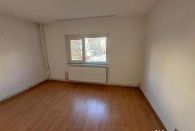 Apartament cu 2 camere semidecomandat în Rovine